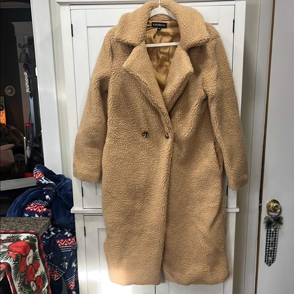 Women's Camel Teddy Coat has pockets worn exactly one time in the car